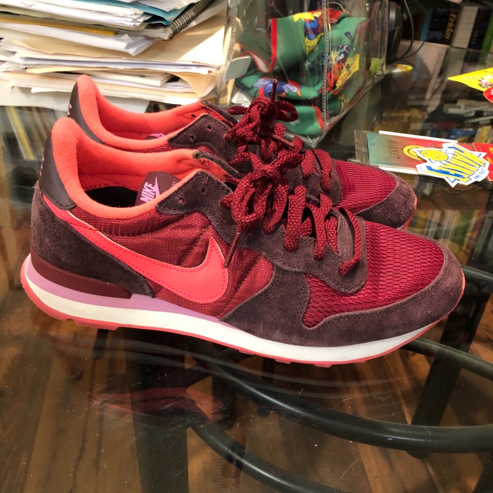 Size 9 Nike internationalist- burgundy suede